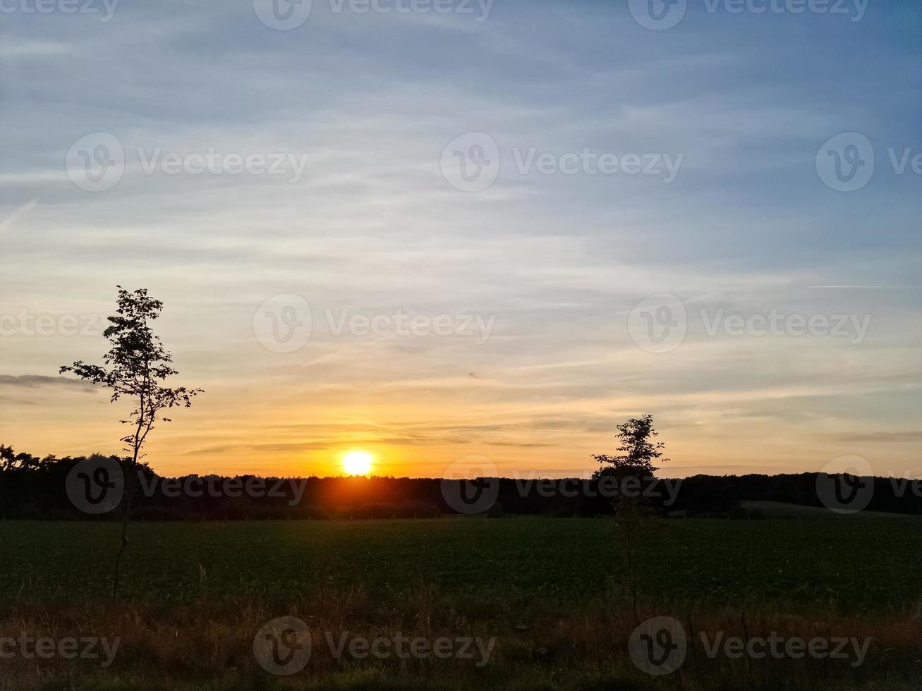 Wunderschöner und romantischer Sonnenuntergangssee in atemberaubenden gelben und orangefarbenen Farben. foto