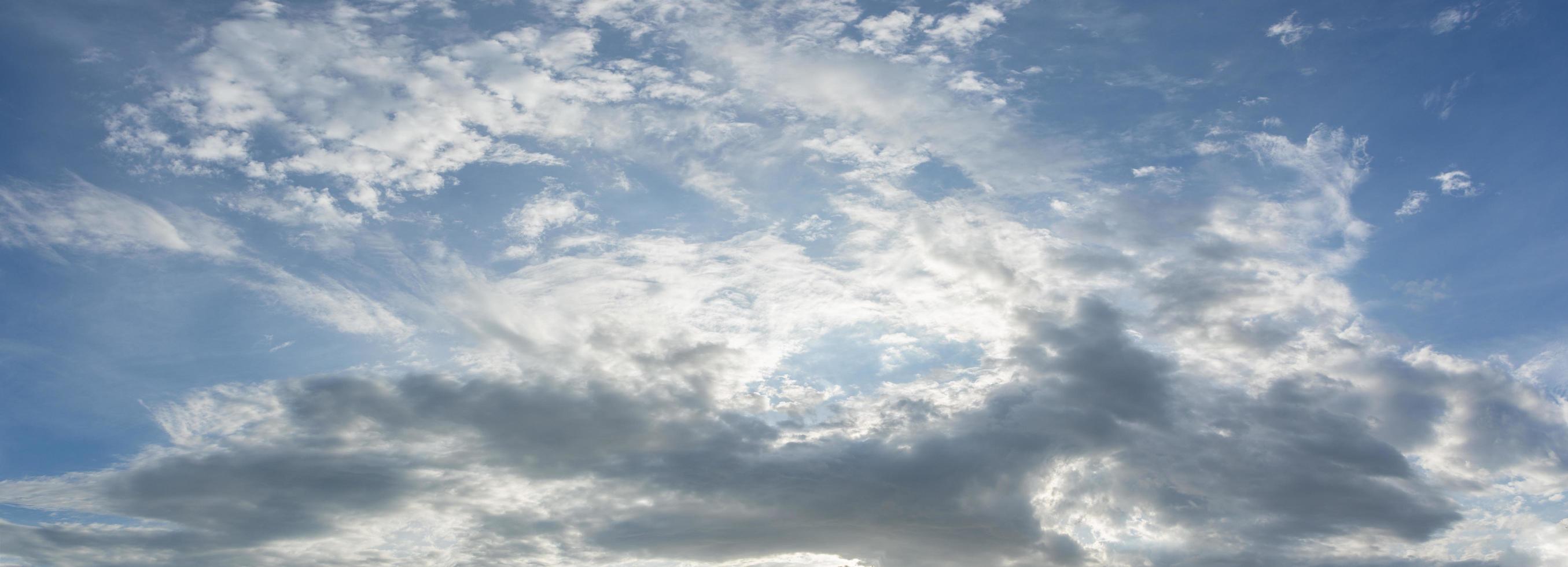 Himmel Hintergrund mit Wolken foto