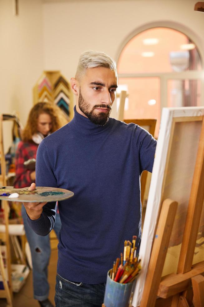 Mann malt in einem Studio foto