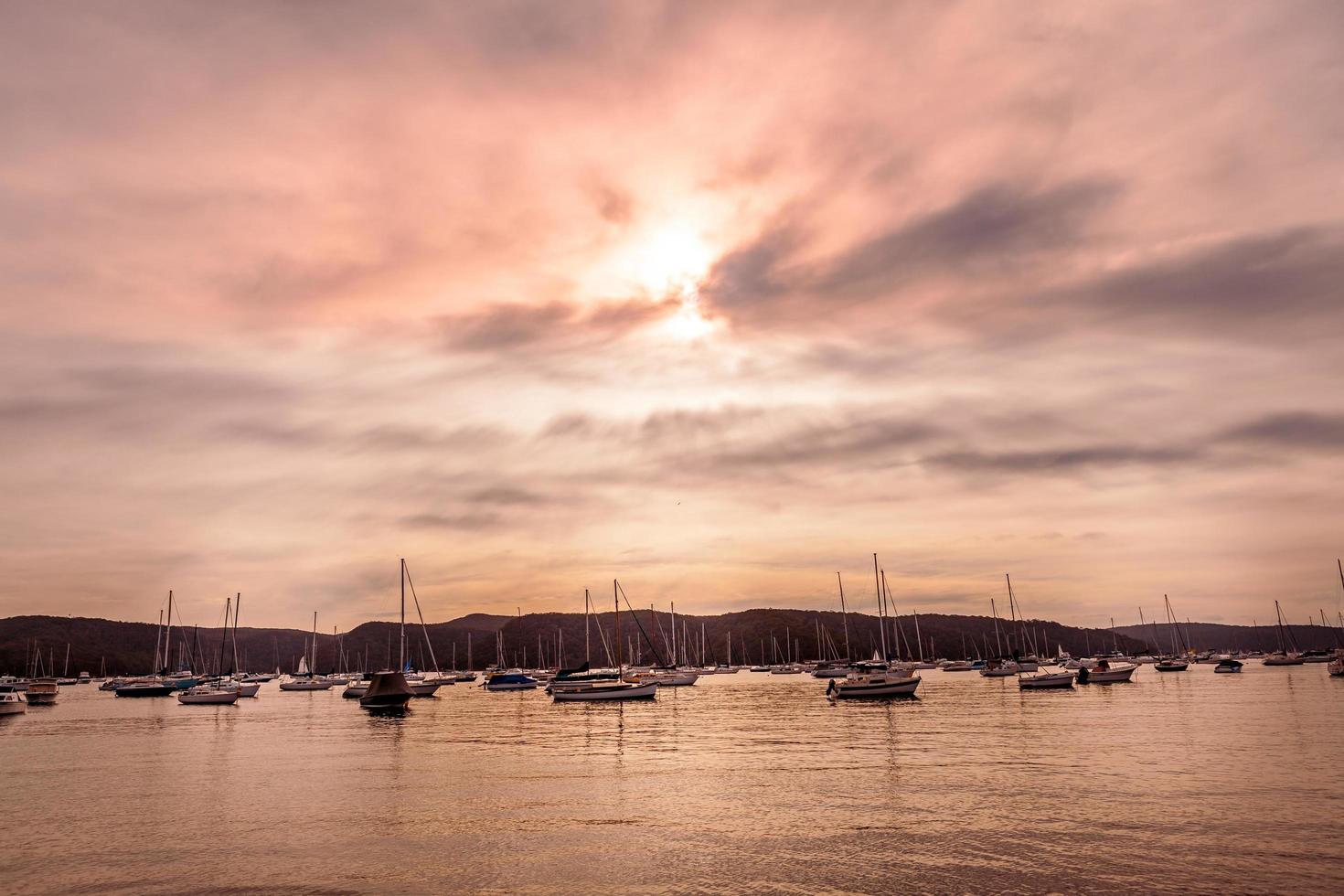 Schattenbild der Boote auf See während des Sonnenuntergangs foto