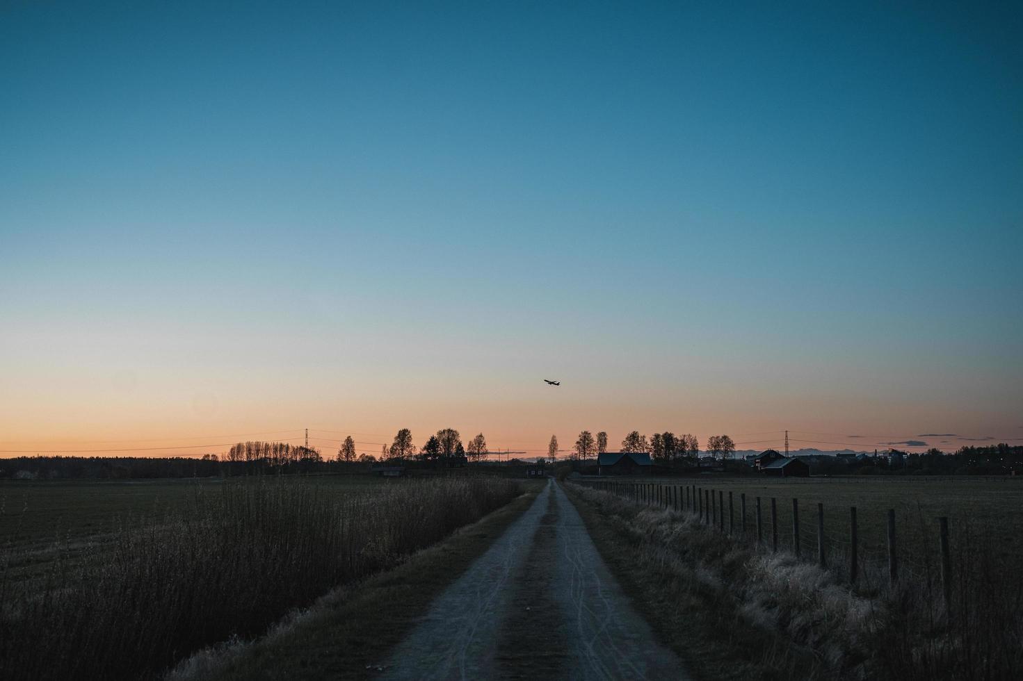 unbefestigte Straße bei Sonnenuntergang foto