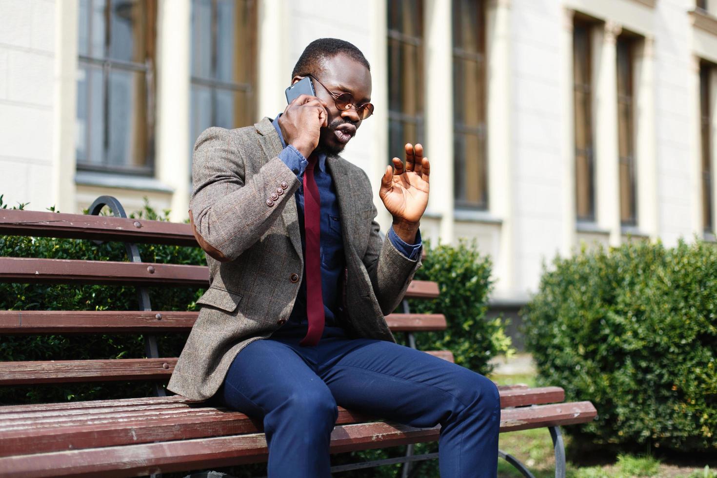 Afroamerikaner Geschäftsmann spricht am Telefon foto