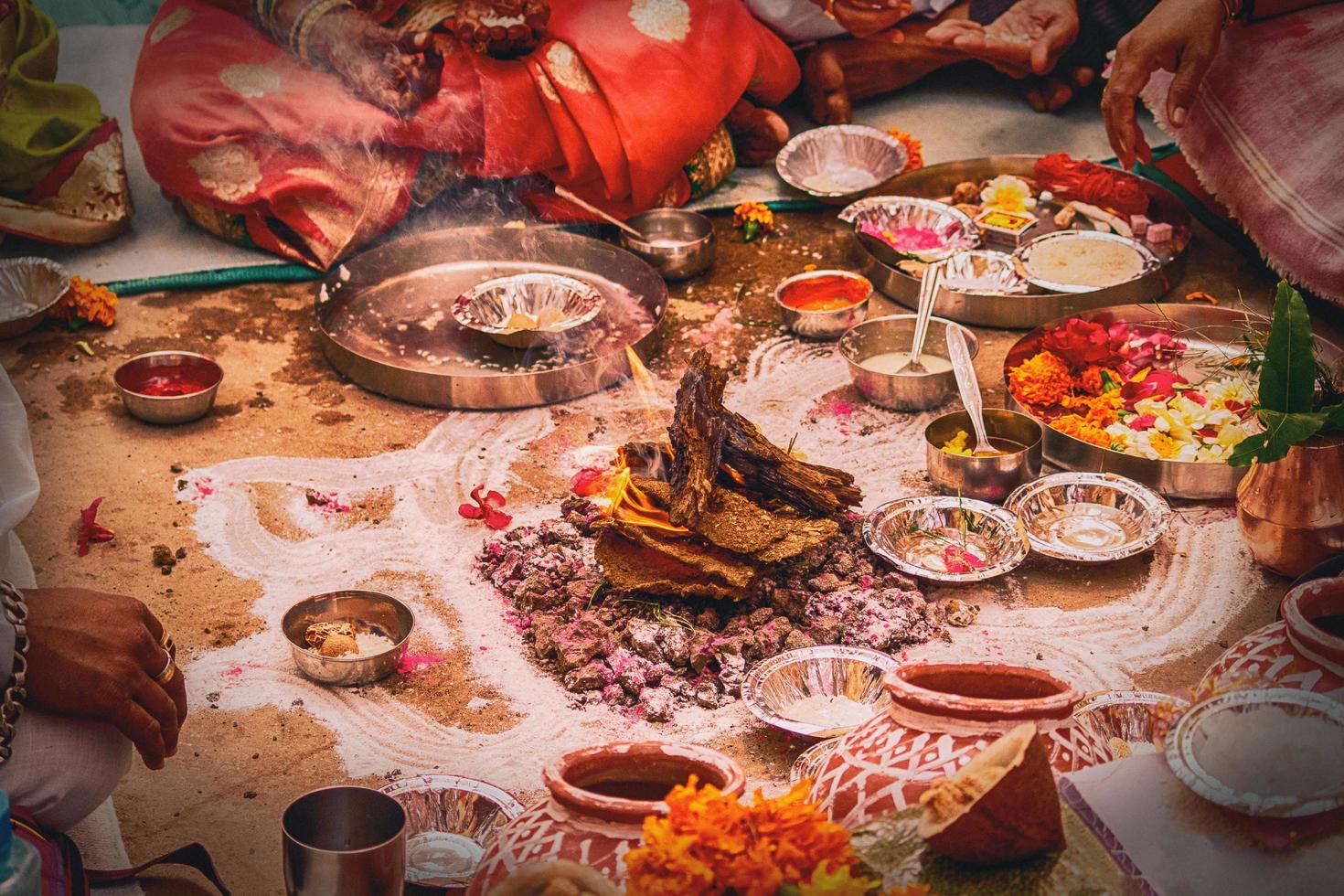 Menschen, die ein traditionelles indisches Essen teilen foto