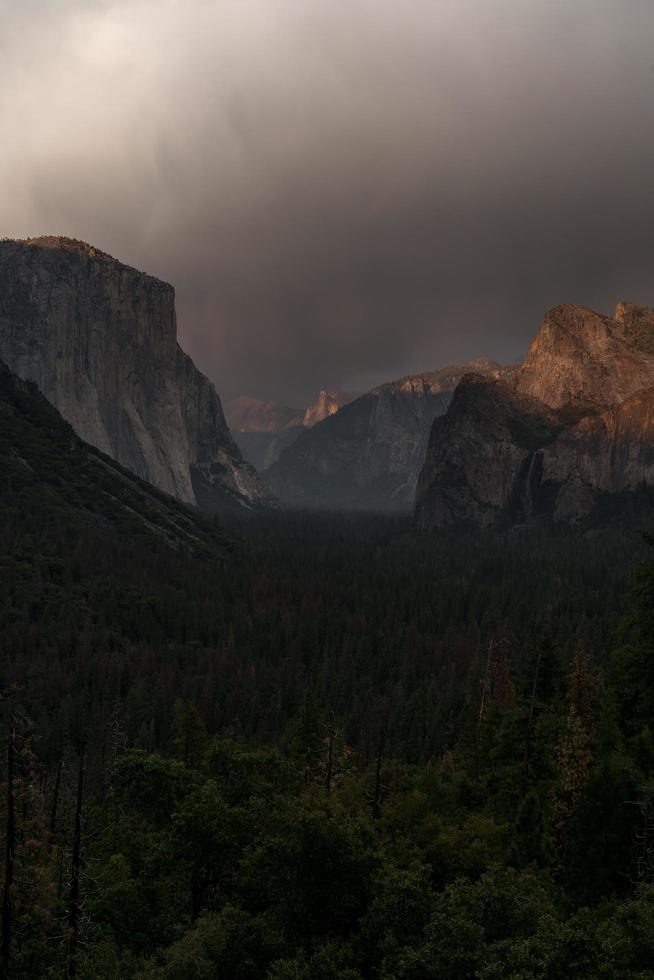 Yosemite-Tal unter stürmischem Himmel foto