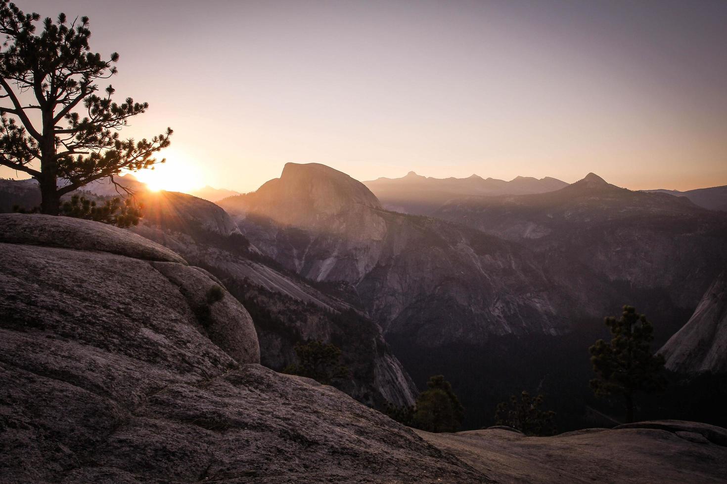 Die Sonne geht über dem Yosemite Valley National Park unter foto