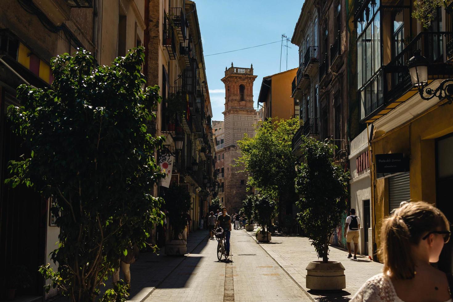 Valencia, Spanien, 2017-Mann, der Fahrrad in belebter Gasse fährt foto