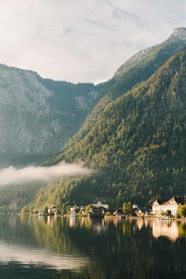 Häuser in der Nähe eines ruhigen Gewässers foto