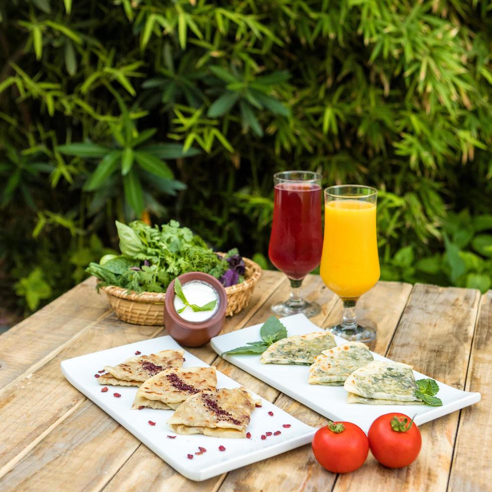 leckeres Qutab, aserbaidschanisches Essen mit Joghurt foto