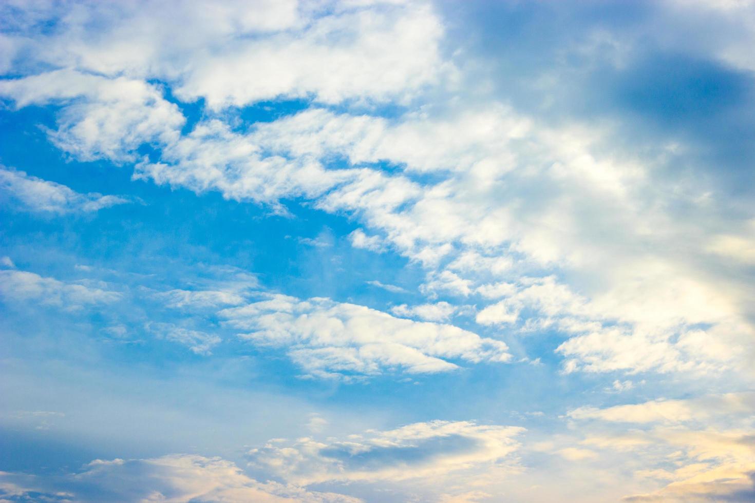 blauer Himmel und weiße Wolken bei Sonnenuntergang foto