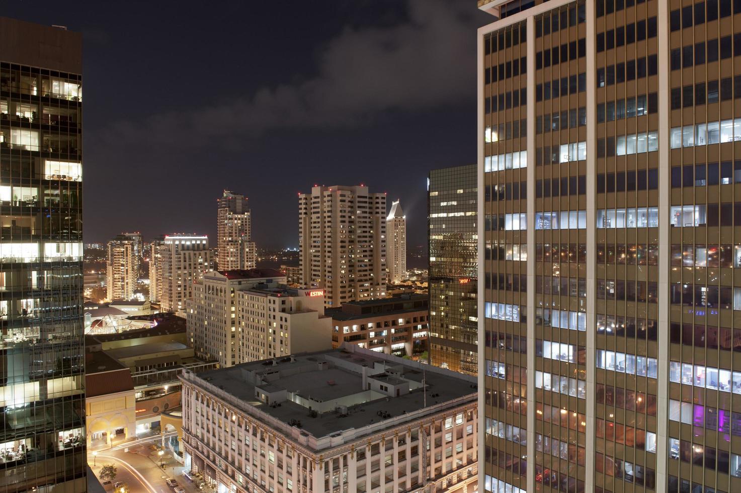 Stadtbild von San Diego in der Nacht foto