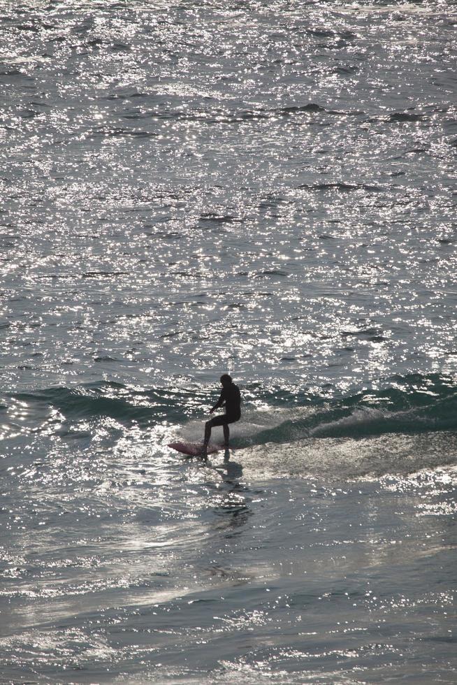 New South Wales, Australien, 2020 - Frau, die tagsüber surft foto