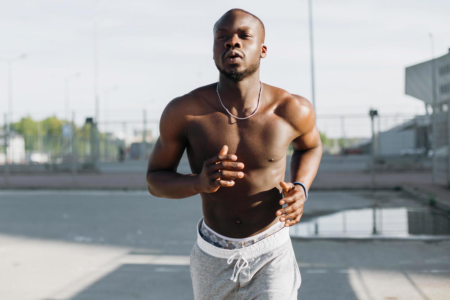 Afroamerikaner Mann läuft entlang der Straße foto