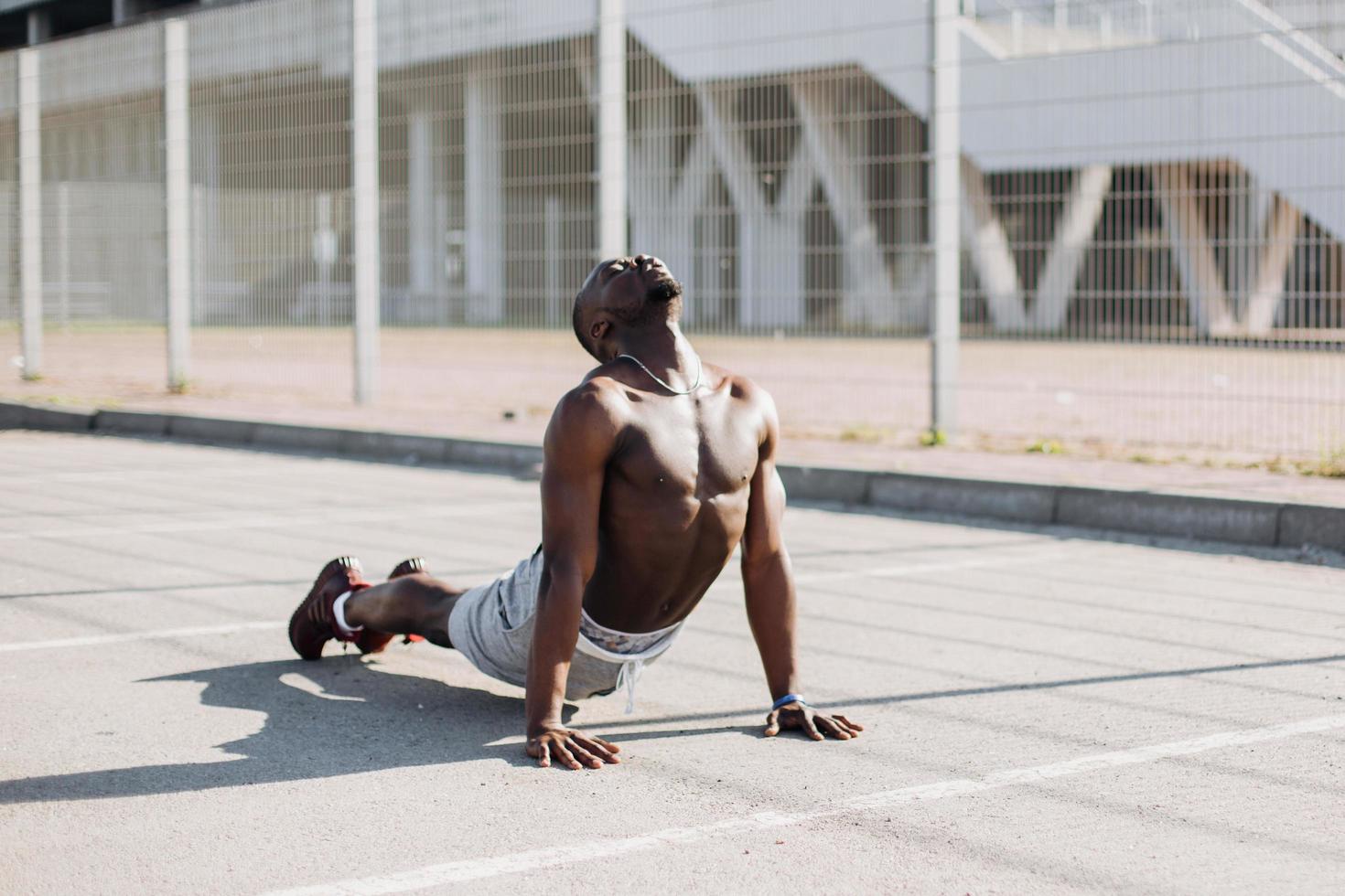 Mann, der sich in einer Yoga-Pose ausdehnt foto