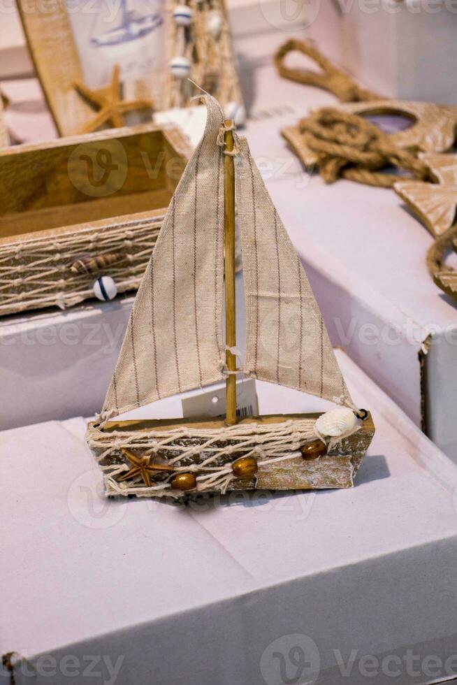 handgefertigtes Segelboot im Blick foto