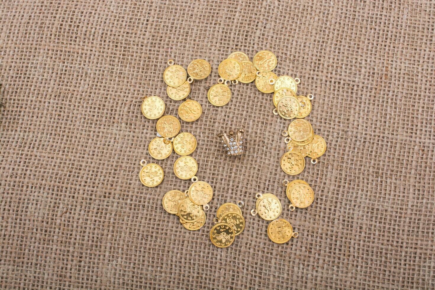 gefälschte Goldmünzen sind um die kleine Krone herum foto