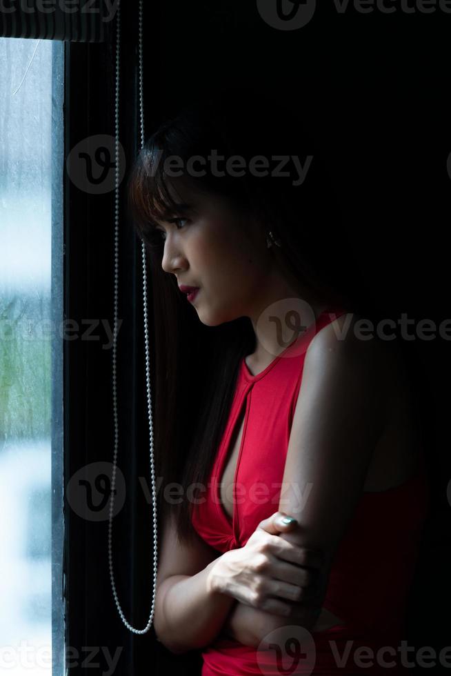 eine junge Frau, die Opfer von Menschenhandel geworden ist foto