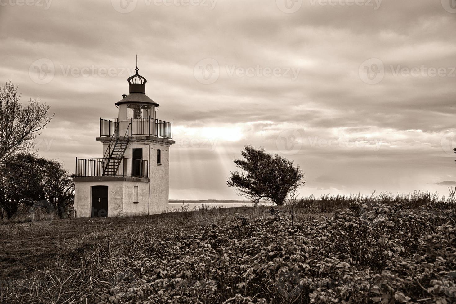 leuchtturm in sepia, spodsbjerg fyr in huntsted an der küste von dänemark foto