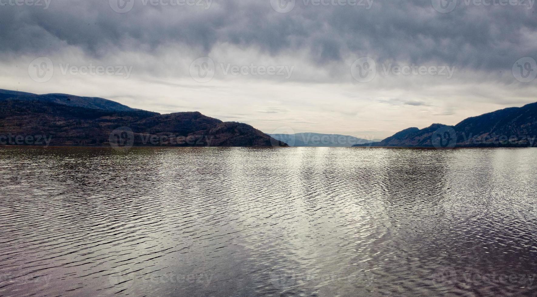 Lake Okanagan, begleitet von einem wunderschönen Himmel, aufgenommen aus dem tiefen See im Okanagan-Tal von British Columbia, Kanada. foto