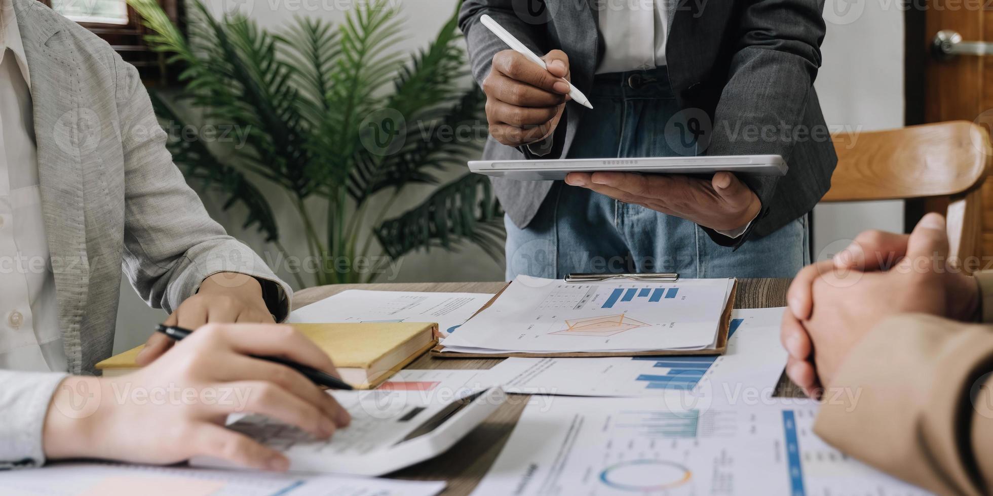 Geschäftsfinanzen, Wirtschaftsprüfer, die mit Partner diskutieren, treffen sich, um die Finanzplanungsverkäufe zu prüfen, um die im nächsten Jahr festgelegten Ziele zu erreichen. Börsenkonzept. foto