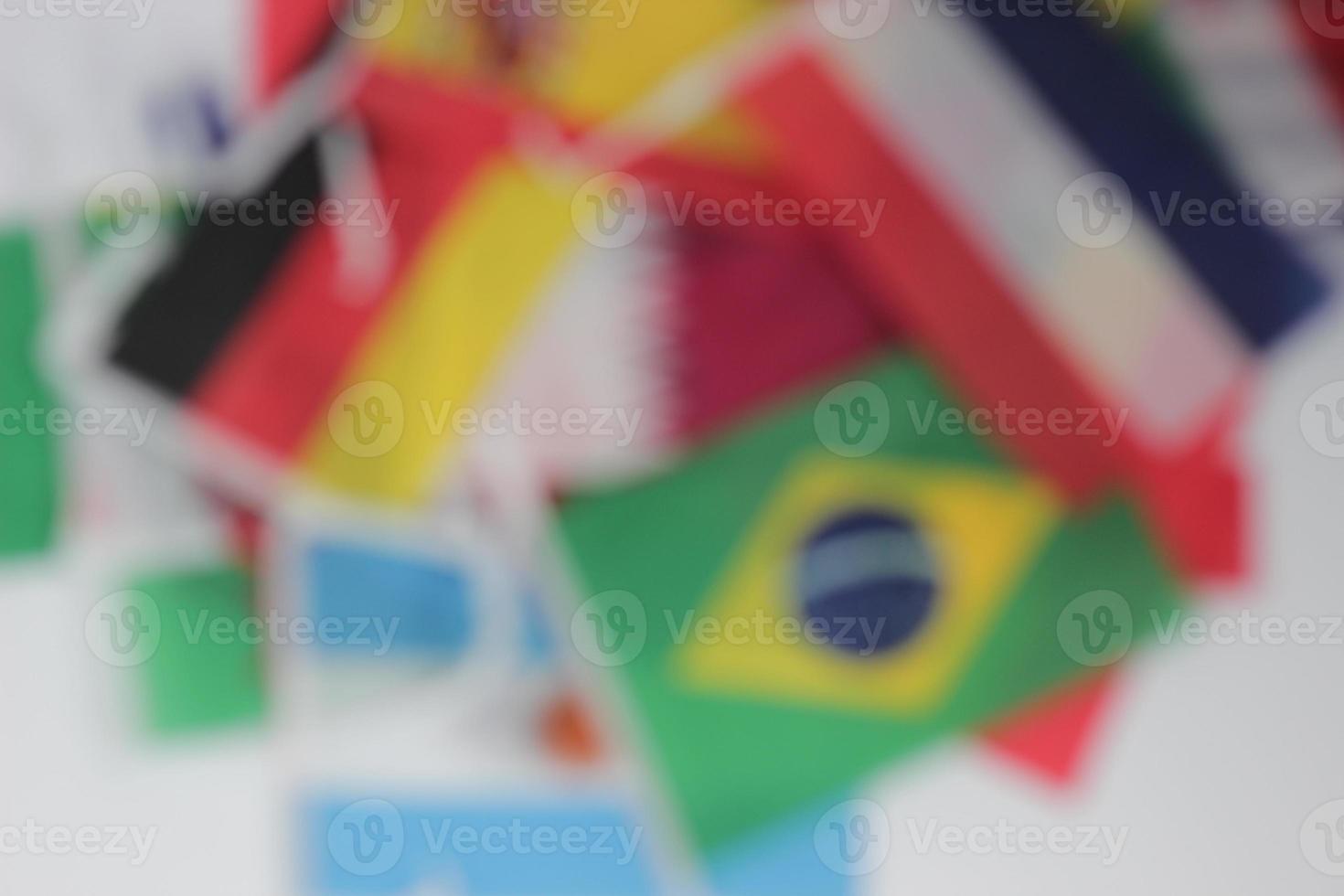 Lederfußball mit internationalen Mannschaftsflaggen der teilnehmenden Länder am Meisterschaftsturnier isoliert auf weißem Hintergrund. Fußballausrüstung Wettkampfspiel. WM-Konzept. foto
