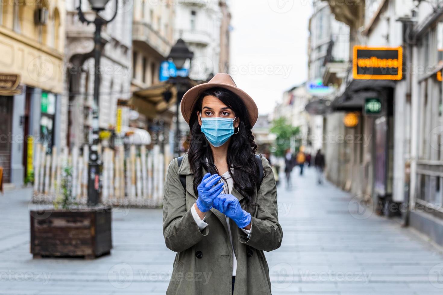 Mädchen in Atemmaske. erkältung, grippe, virus, mandelentzündung, atemwegserkrankungen, quarantäne, epidemiekonzept. junge Frau auf der Straße mit Gesichtsschutzmaske, um Coronavirus und Anti-Smog zu verhindern foto