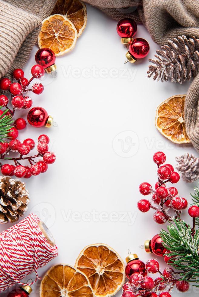 weihnachtshintergrund mit tannenbaum und dekor. draufsicht mit kopierraum foto