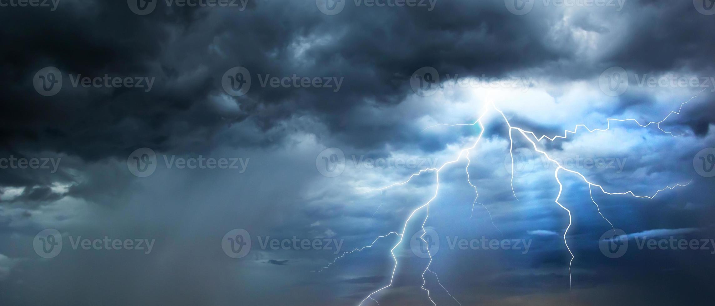 der dunkle himmel mit zusammenlaufenden schweren wolken und einem heftigen sturm vor dem regen. schlechter oder launischer wetterhimmel. foto