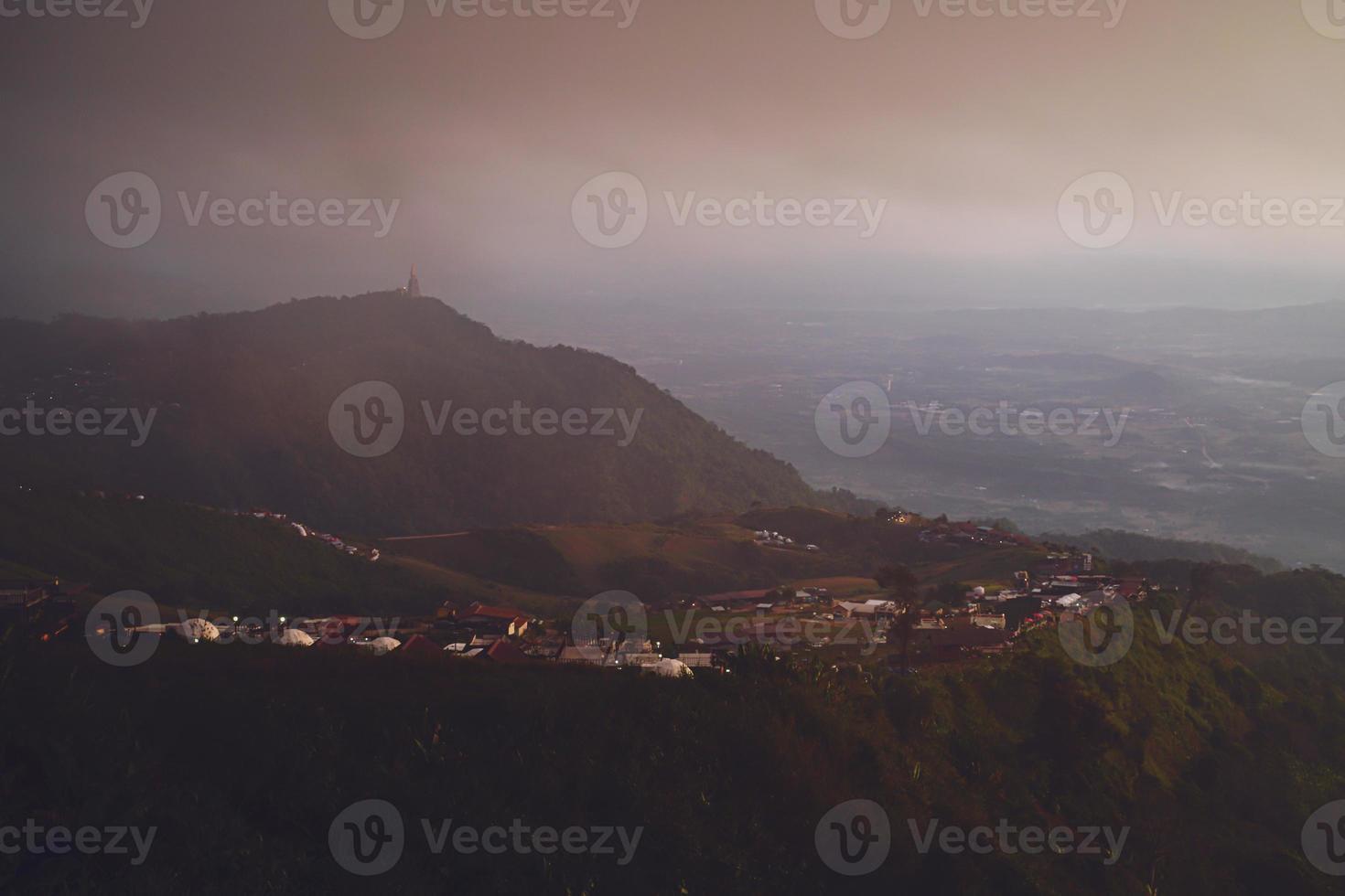 hohe ansicht vom phu thap boek berg phetchabun provinz, thailand. kaltes Wetter, hohe Berge und dichter Nebel. foto