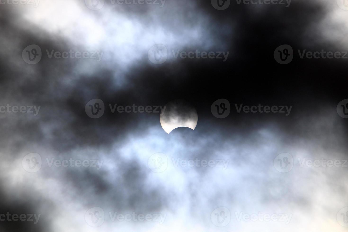 Sonnenfinsternis - Der Mond blockiert die Sonne teilweise von einem Beobachter auf der Erde. foto