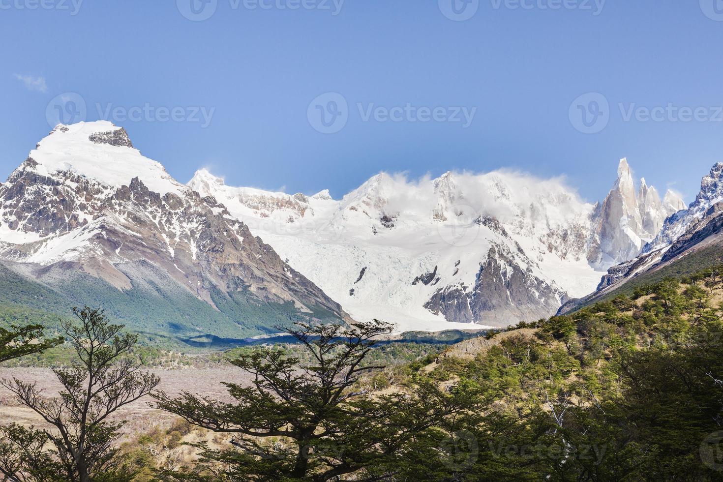 Panoramabild des Cerro Torre, aufgenommen vom Wanderweg El Chalten foto