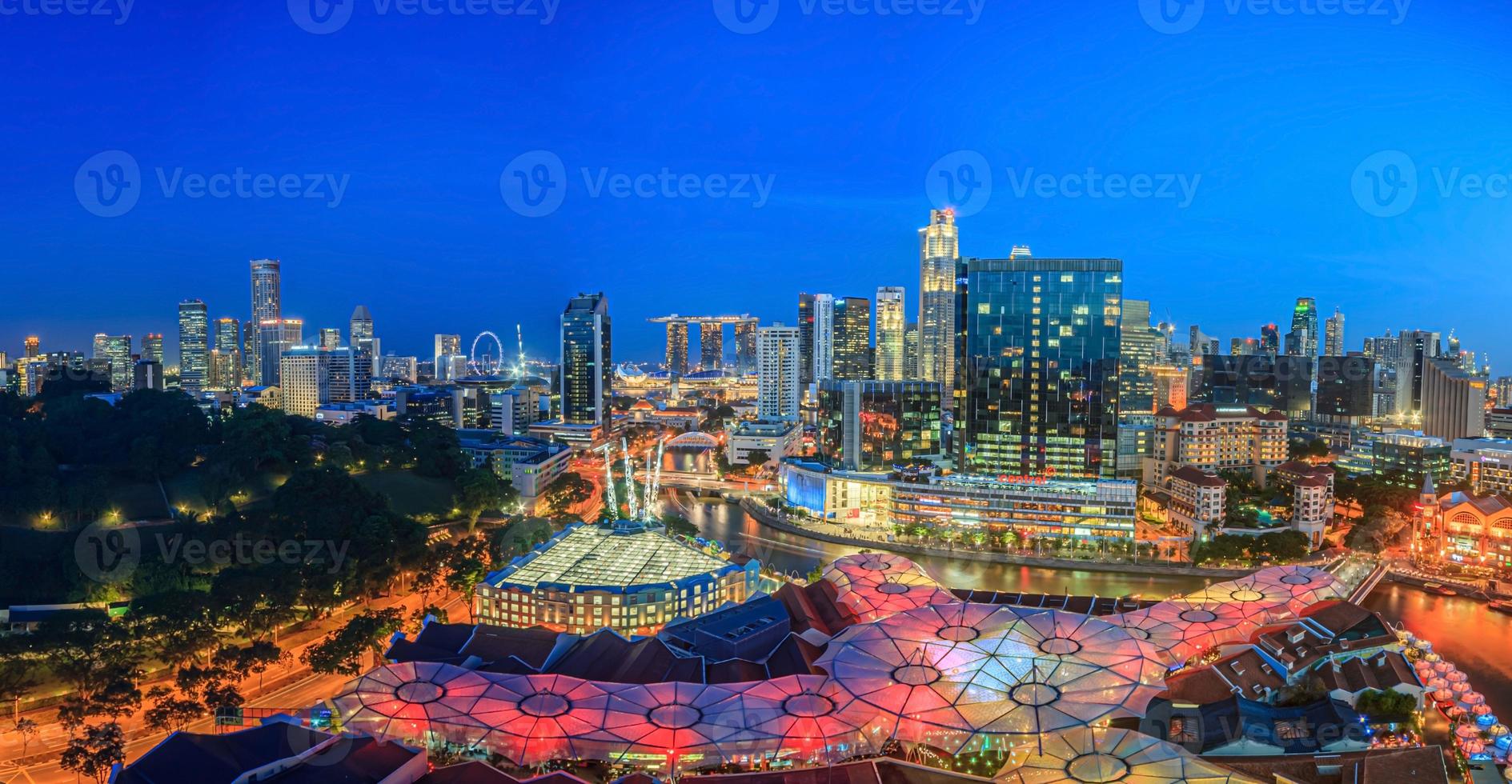 Panoramablick aus der Vogelperspektive auf die Skyline von Singapur und das Vergnügungsviertel Clarke Quay foto
