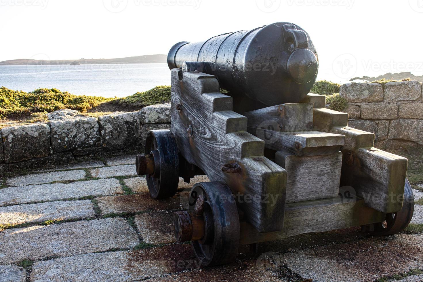 eine Kanone mit Holzlafette an der Verteidigungsmauer der Scilly-Inseln foto