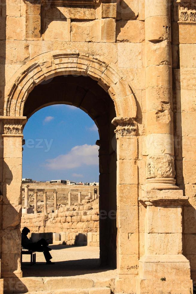 antike römische Torbogenruinen in Jerash foto