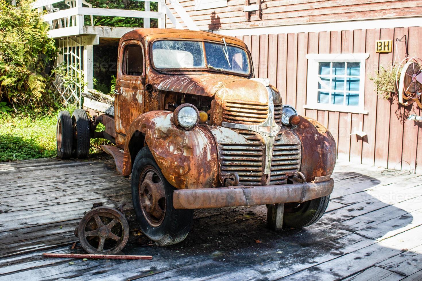 ein alter rostiger Pickup-Truck foto