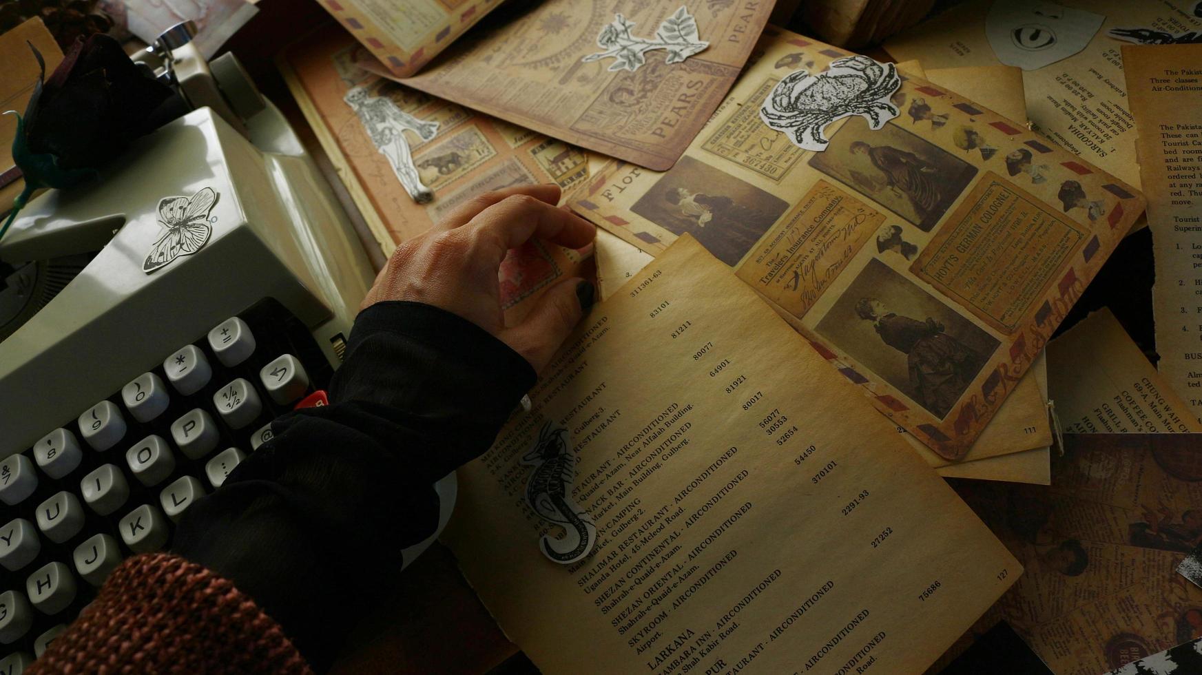 vintage schreibtischeinstellung mit alten büchern und schreibmaschine foto