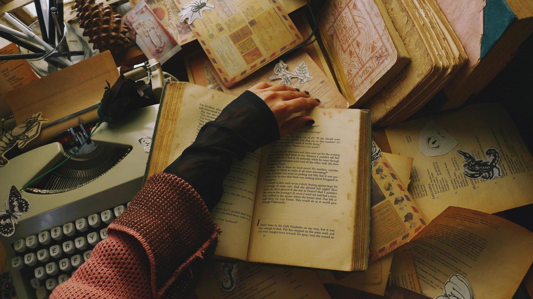 vintage schreibtischeinstellung mit alten büchern und schreibmaschine foto