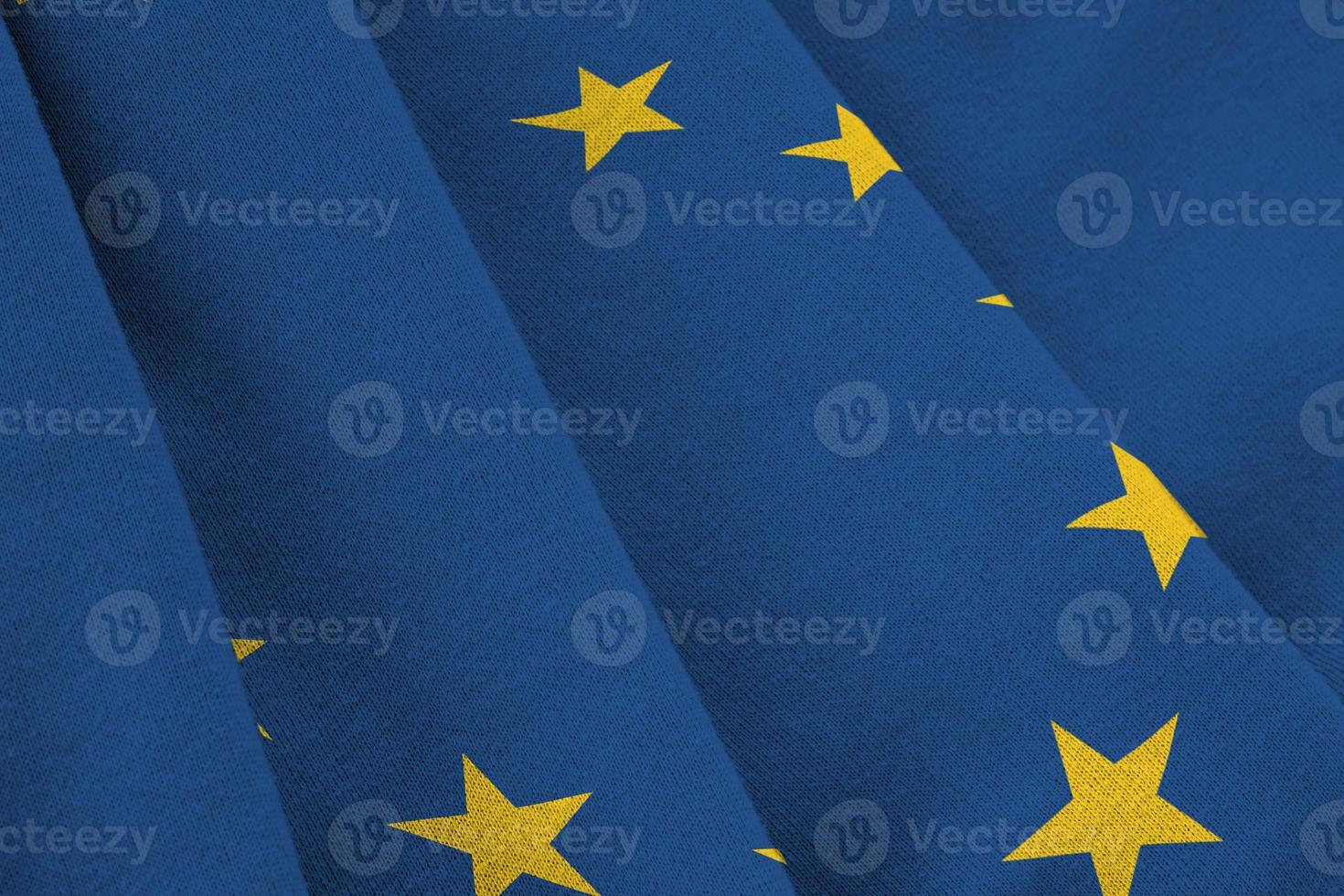 flagge der europäischen union mit großen falten, die dicht unter dem studiolicht im innenbereich wehen. die offiziellen symbole und farben im banner foto