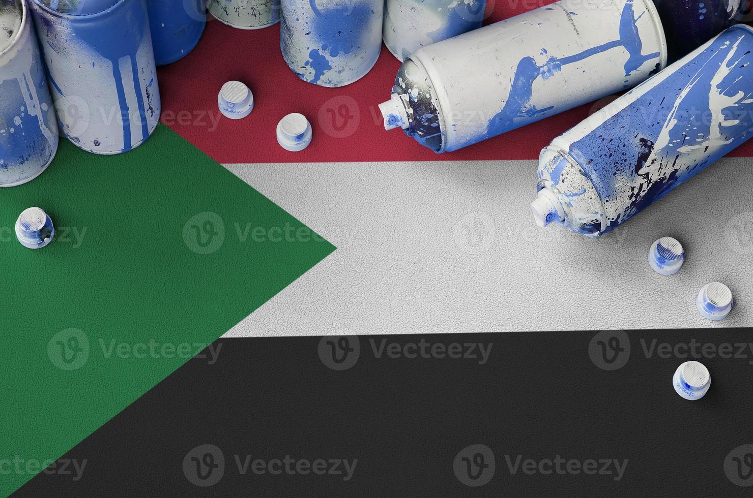 Sudan-Flagge und wenige gebrauchte Aerosol-Sprühdosen für Graffiti-Malerei. Street-Art-Kulturkonzept foto