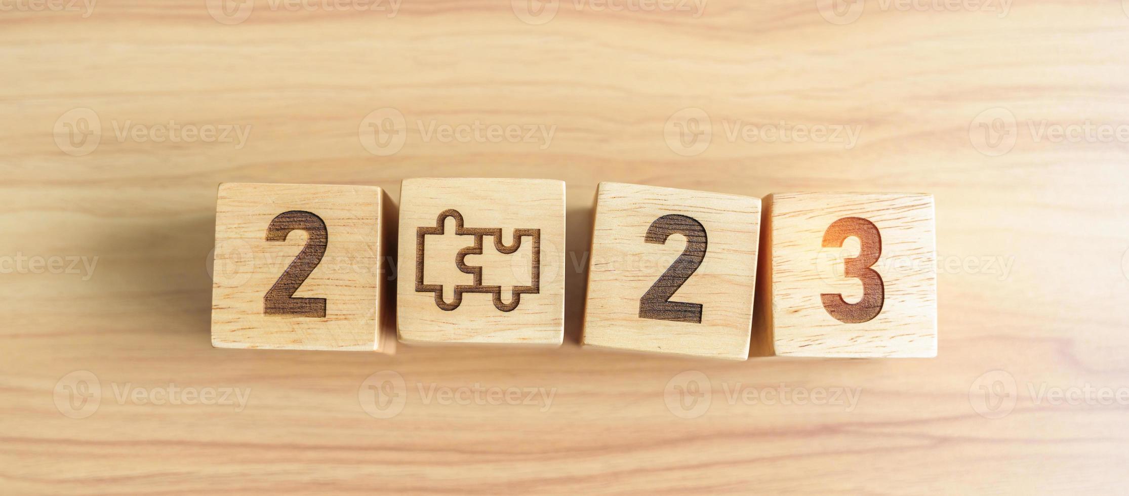 2023-Block mit Puzzle-Symbol. geschäftsprozess, team, teamarbeit, ziel, mission, auflösung, strategie, plan, aktion, partnerschaft, zusammenarbeit, brainstorming und neujahrsstart foto