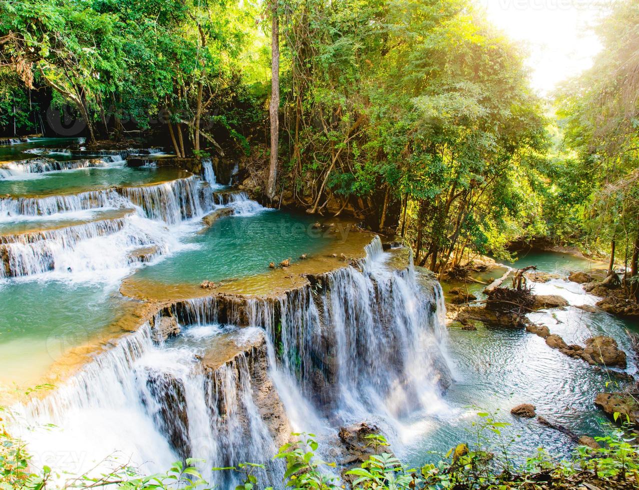 erstaunlicher bunter wasserfall im nationalparkwald während des frühlings, schöner tiefer wald in thailand, technische langzeitbelichtung, während des urlaubs und der entspannungszeit. foto