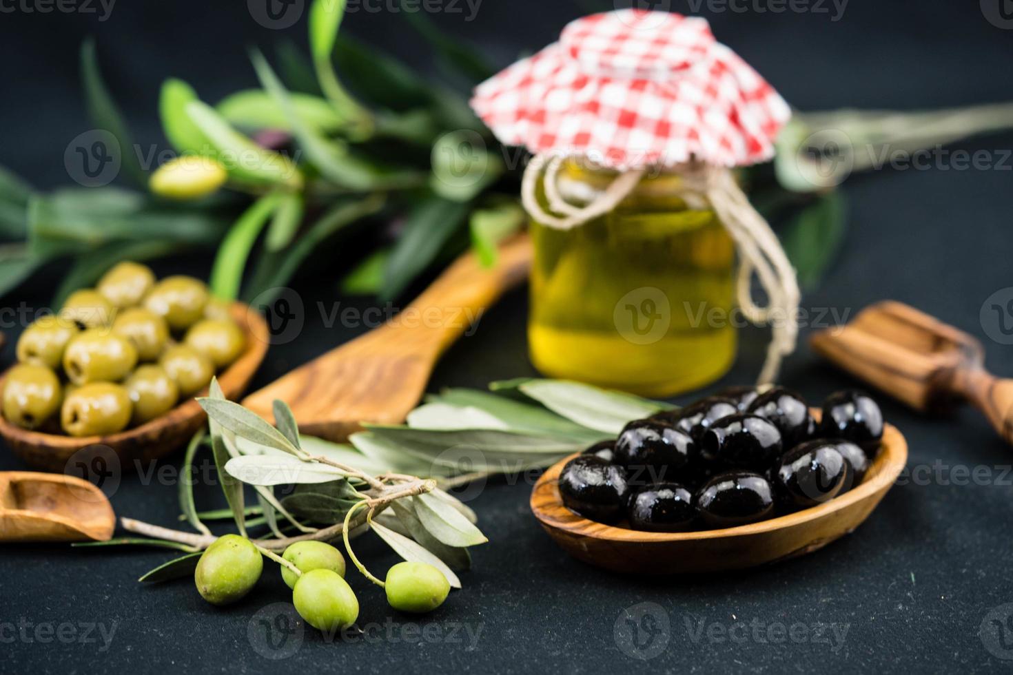 kaltgepresstes natives Olivenöl extra foto