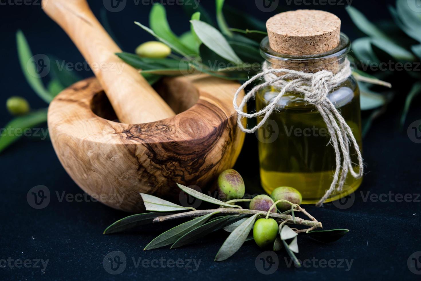 kaltgepresstes natives Olivenöl extra foto