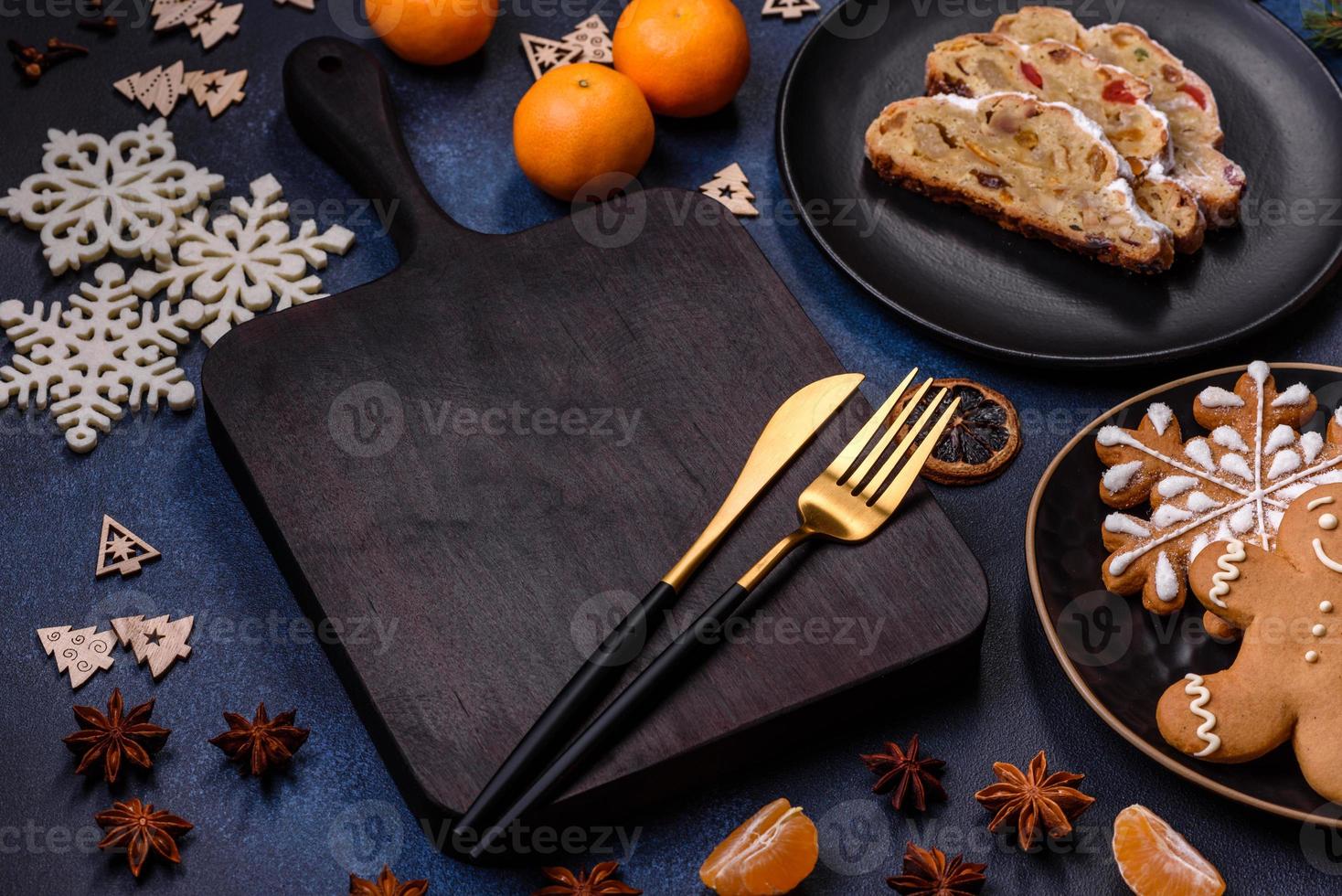 köstlicher festlicher neujahrskuchen mit kandierten früchten, marzipan und nüssen auf dunklem betonhintergrund foto