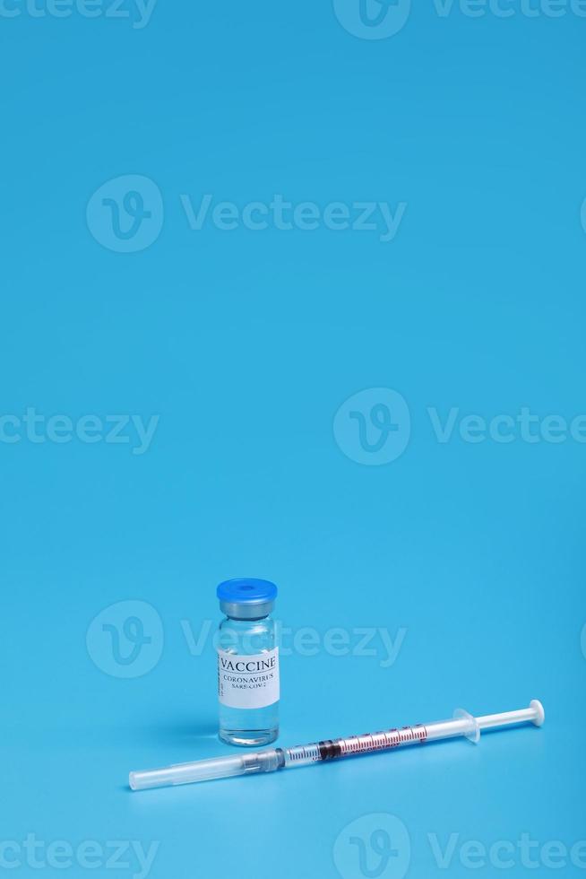medikamentenflasche mit coronavirus-impfstoff covid-19. Medikament Medikament Nadelspritze Medikament, medizinisches Impfstofffläschchen subkutane Injektionsbehandlung Krankheitsbehandlung im Krankenhaus und Vorbeugung von Krankheiten foto
