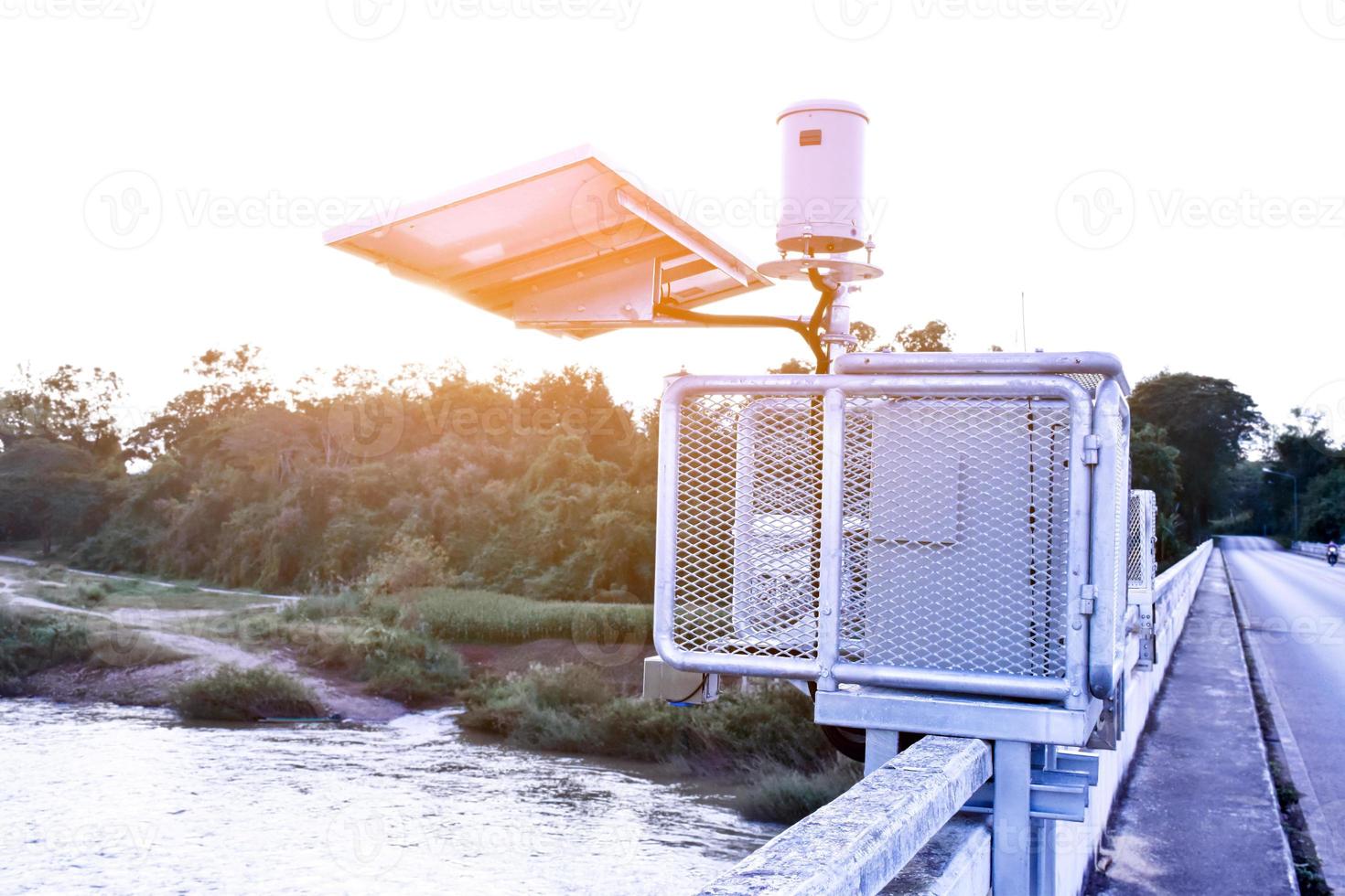 Solarzellensystem zum Speichern und Speichern der Energie zur Verwendung mit Regenmessern und Hochwasserwarnsystemen in der Nähe der Brücke. foto