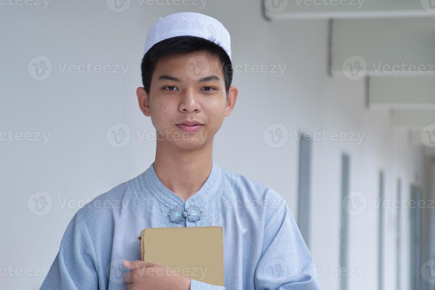 Portrait junger südostasiatischer islamischer oder muslimischer Junge in weißem Hemd und Hut, isoliert auf weißem, weichem und selektivem Fokus. foto