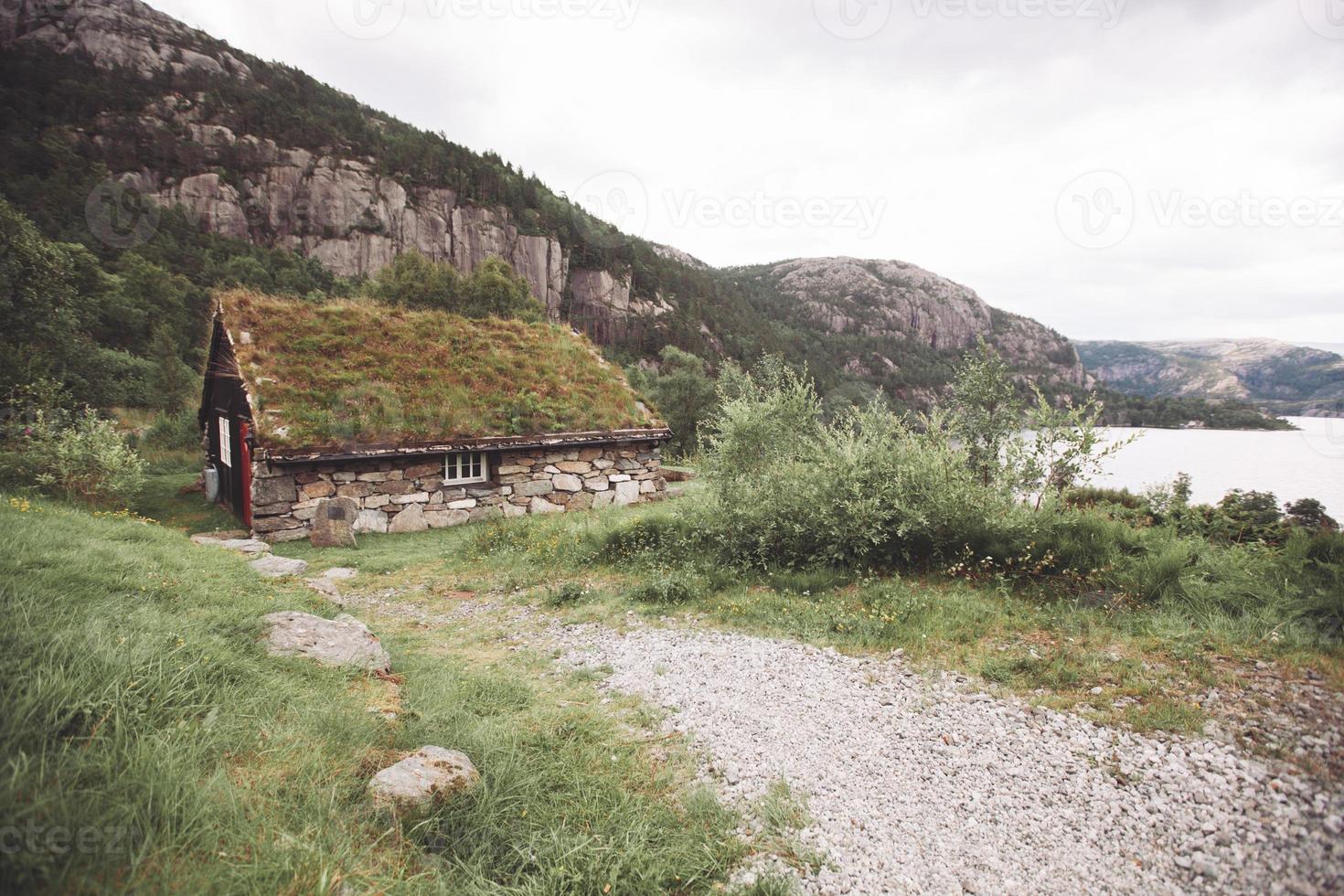 norwegen, traditionelle häuser in den bergen mit gras auf dem dach. foto