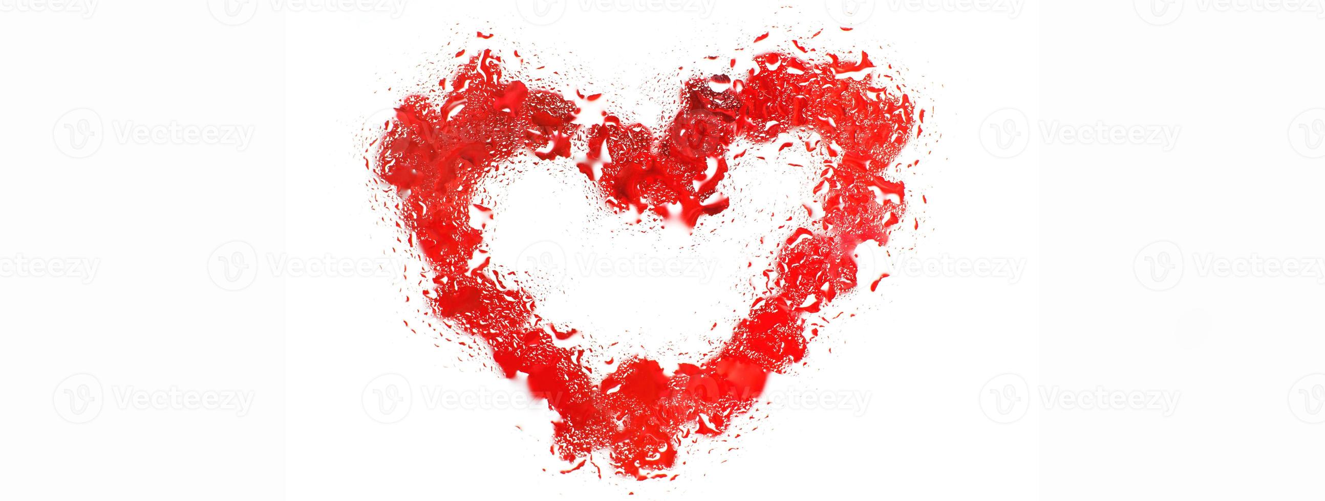 Rotes Herz unter Glasoberfläche mit Wassertropfen in der Nähe. valentinsgrußhintergrund, liebe, datumskonzept. Banner foto