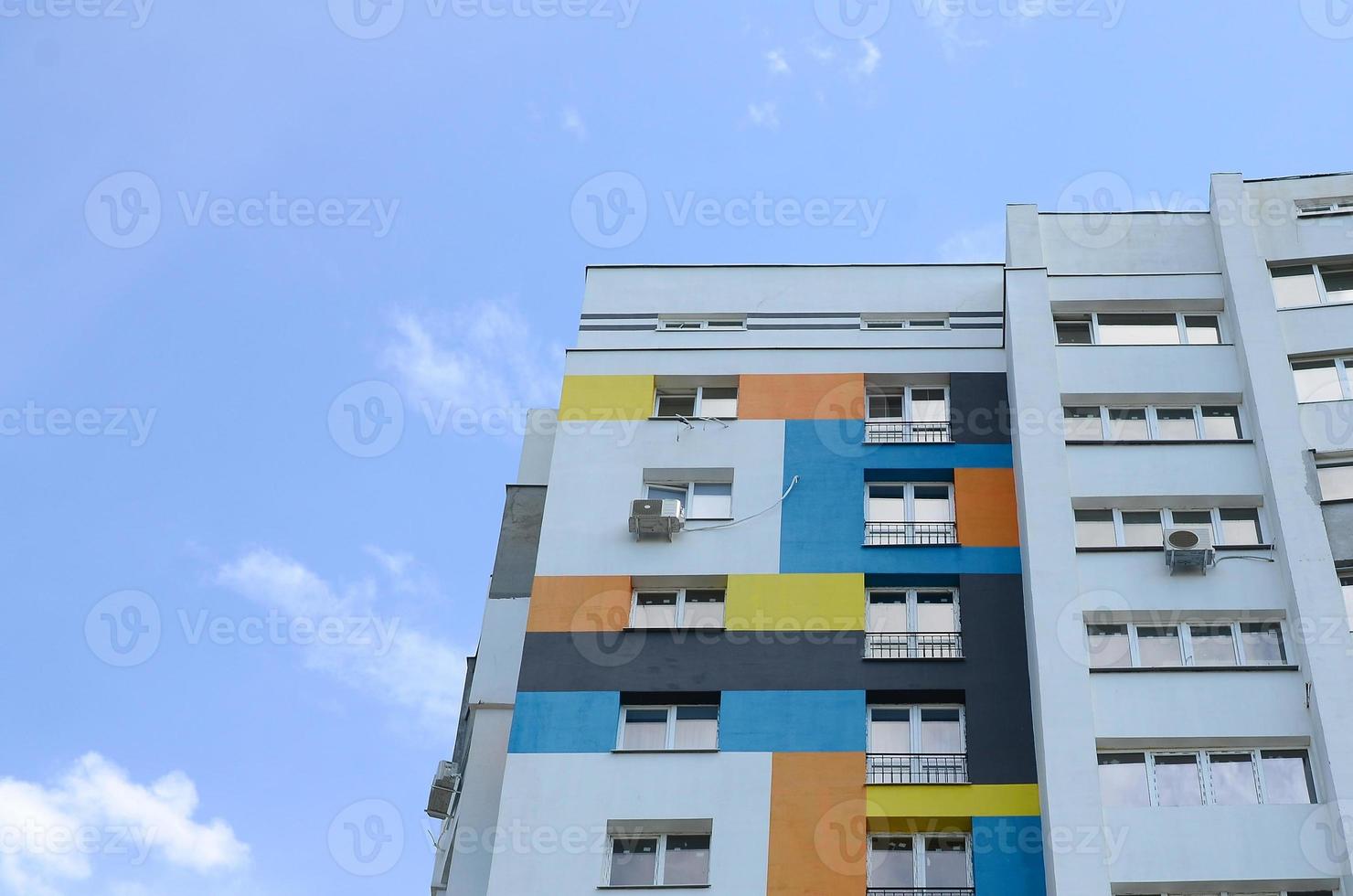 neues mehrstöckiges Wohngebäude und blauer Himmel foto