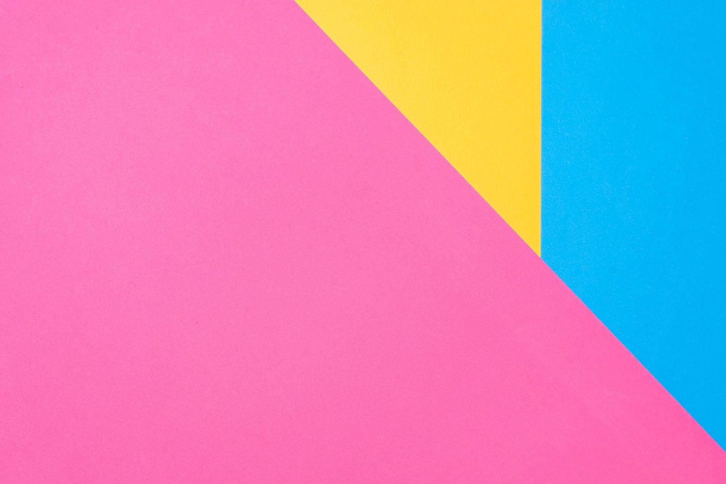 mehrfarbiger Papierhintergrund. gelber rosa und blauer geometrischer hintergrund. foto
